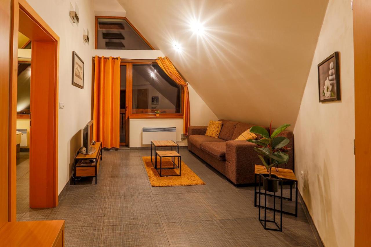Apartmanovy Dom Fatrapark 1 S Wellness - Hlavna Recepcia รูชอมแบรอค ภายนอก รูปภาพ